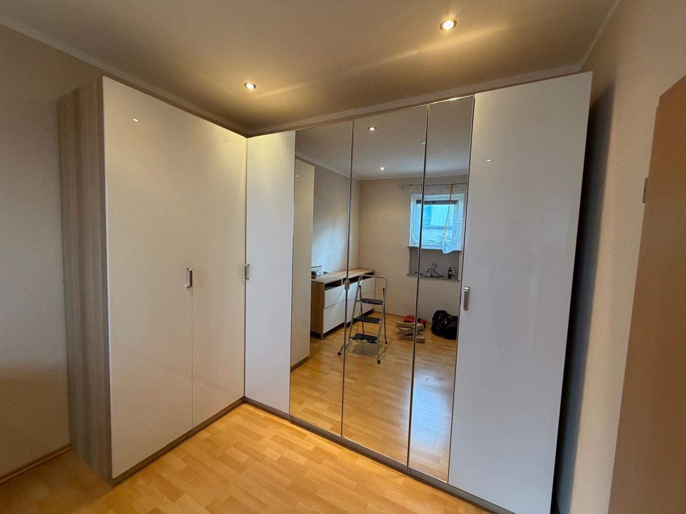 Hochglanz-Eckschrank mit Spiegeltüren im Schlafzimmer