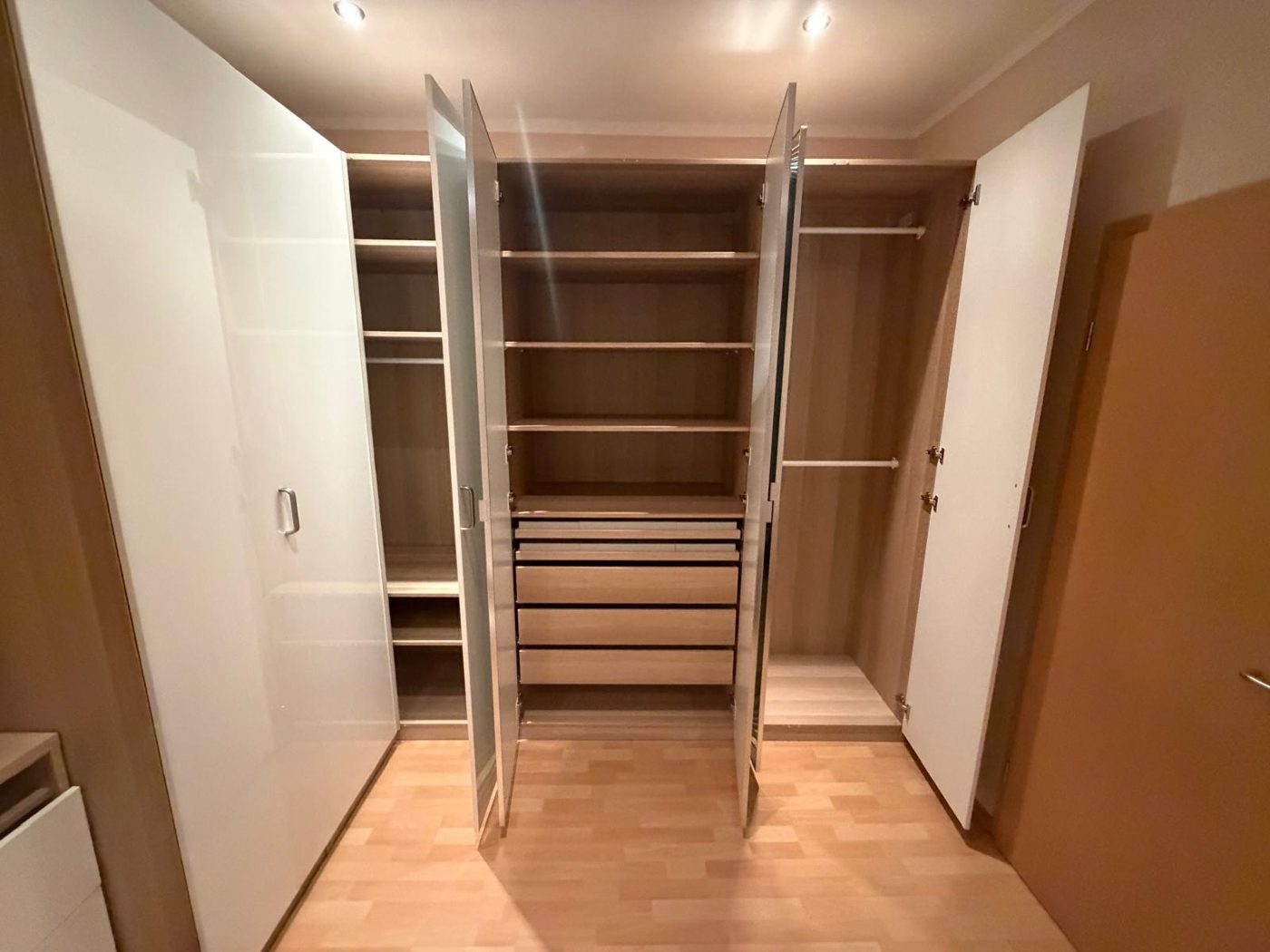 Großer Schrank mit Kleiderstangen und Schubladen