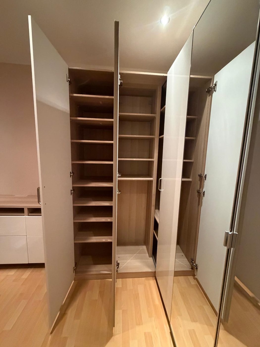 Geöffneter Schrank mit vielen Einlegeböden