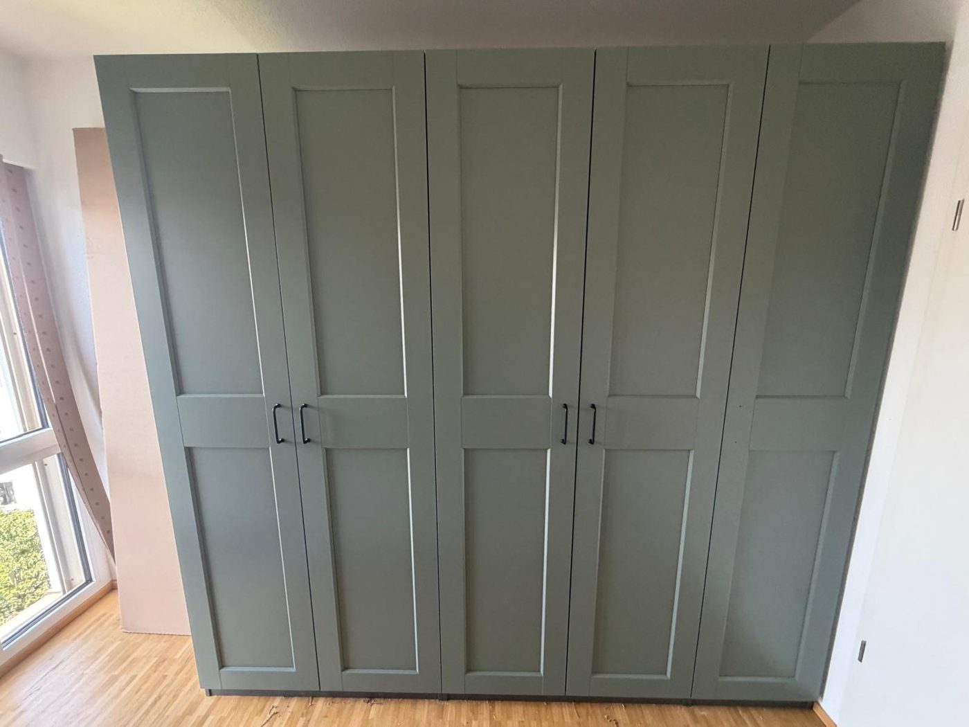 Graugrüner Kleiderschrank mit fünf Türen