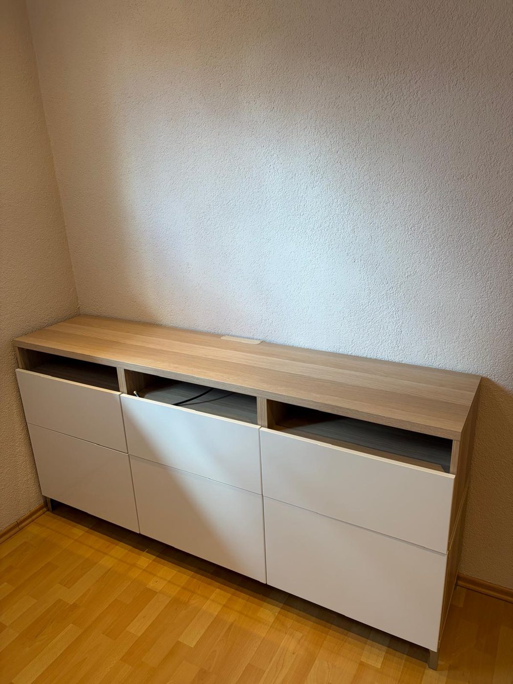 Weißes Sideboard mit Holzplatte